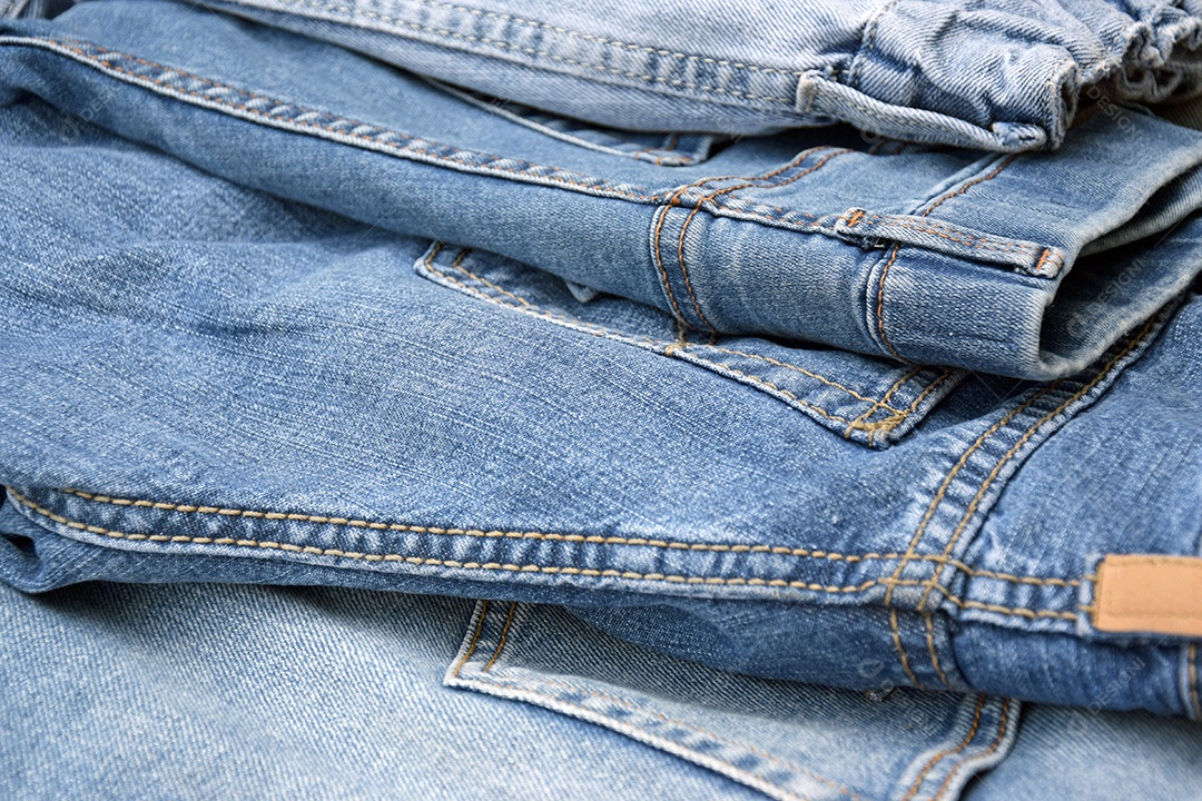 Calças jeans sobradas uma sobre outras