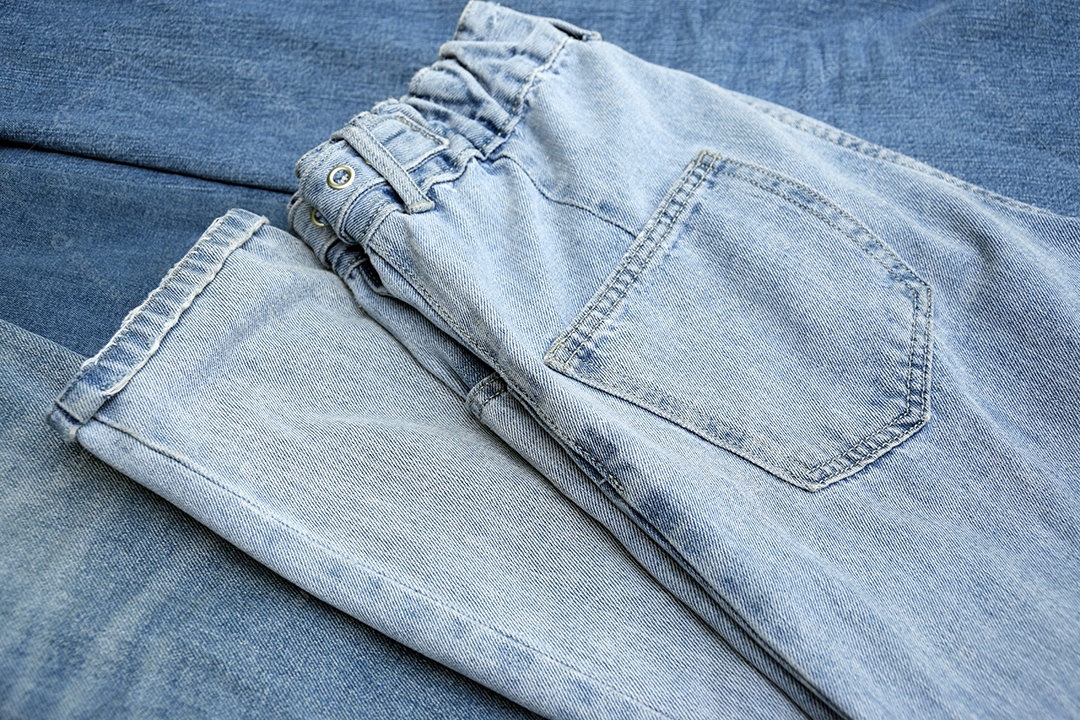 Calça de lavagem clara bonita