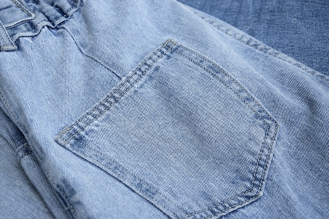 Calça com detalhes em jeans