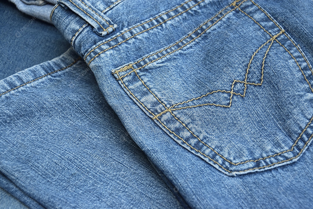 Peça jeans com detalhe bordado em bolsos