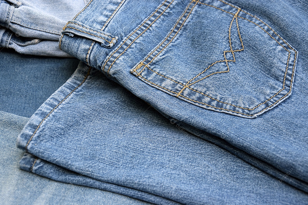 Dobras de calça jeans com bolso bordado