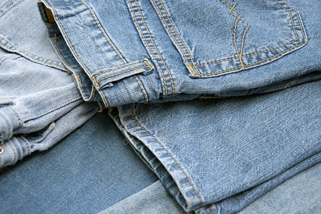 Calça jeans bonita com detalhes no bolso