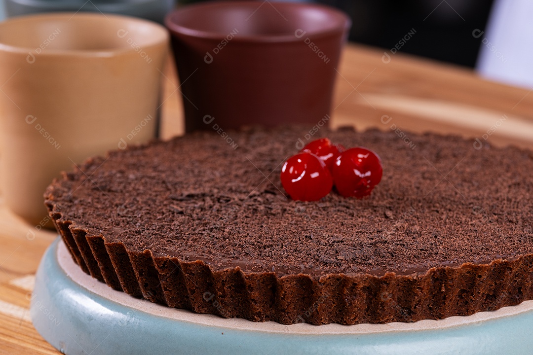 Torta de chocolate amargo decorada com cerejas.