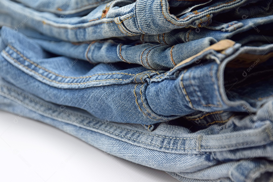 Peça jeans dobradas calças