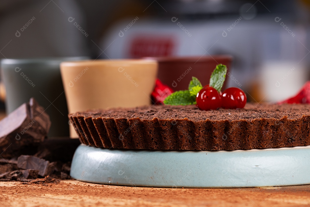 Torta de chocolate amargo decorada com cerejas.