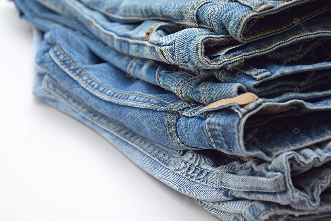 Calças jeans dobradas sobre fundo branco