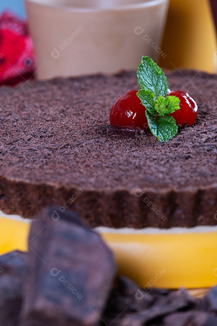 Torta de chocolate amargo decorada com cerejas.