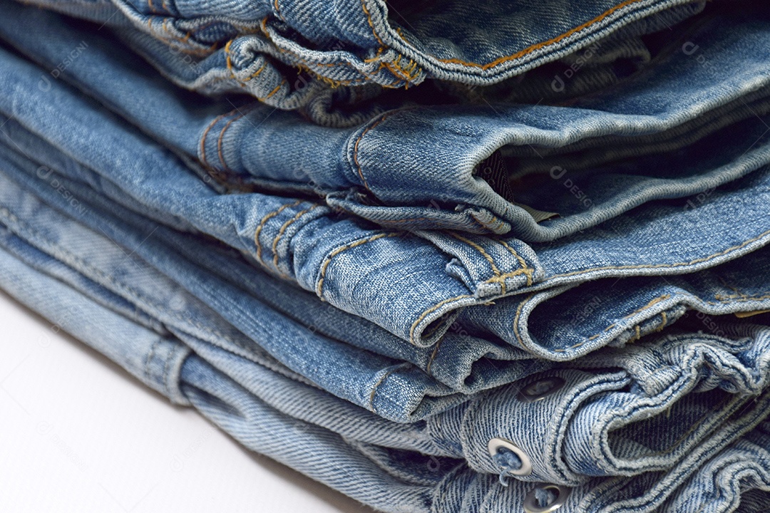 Calças jeans empilhadas dobradas