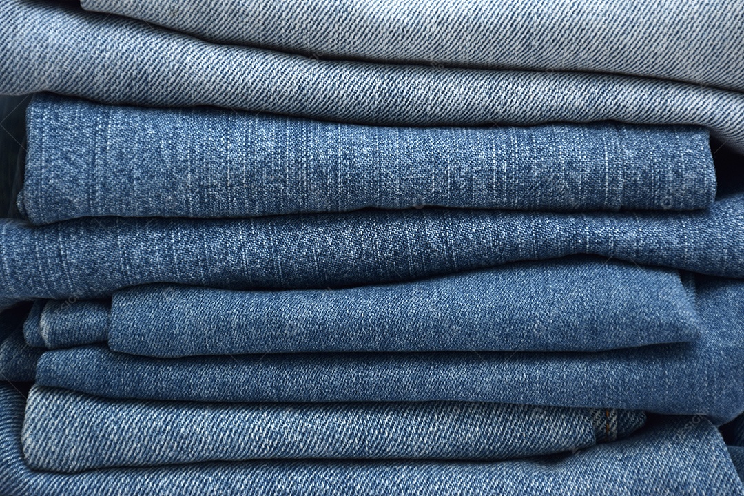 Calças jeans empilhadas dobradas