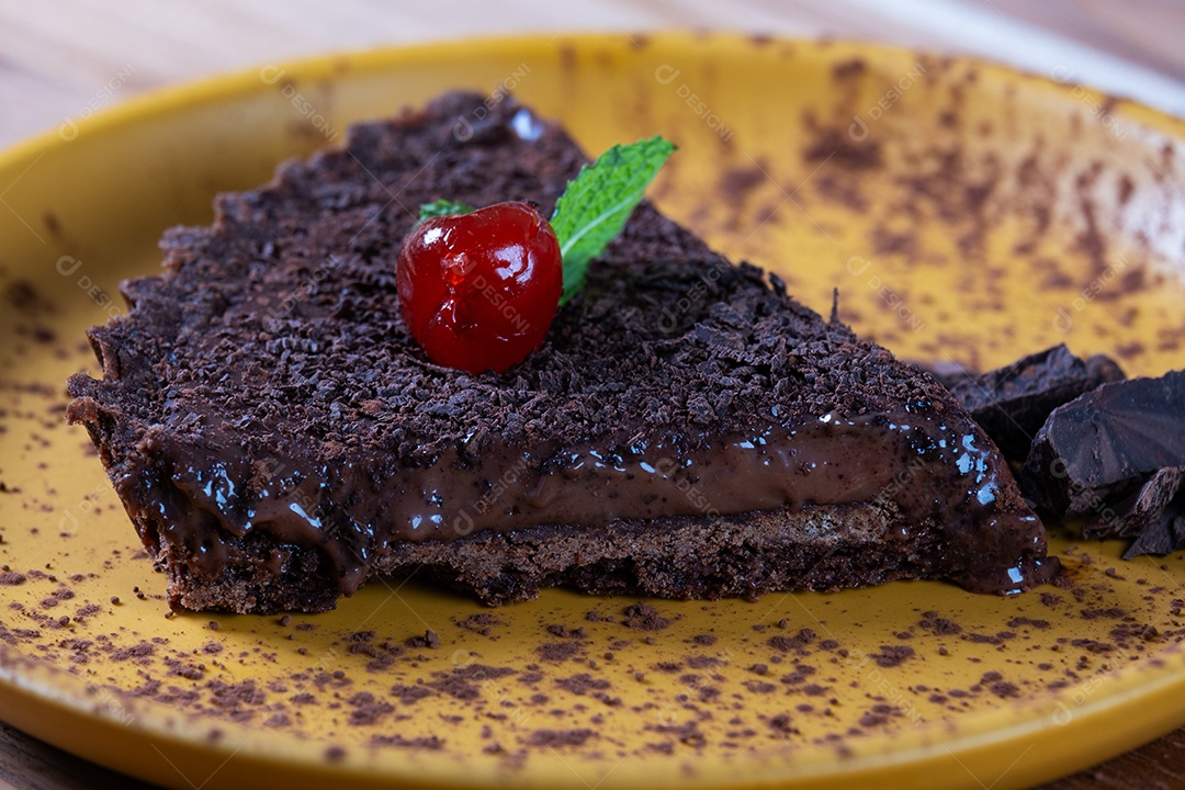 Torta de chocolate amargo decorada com cerejas.