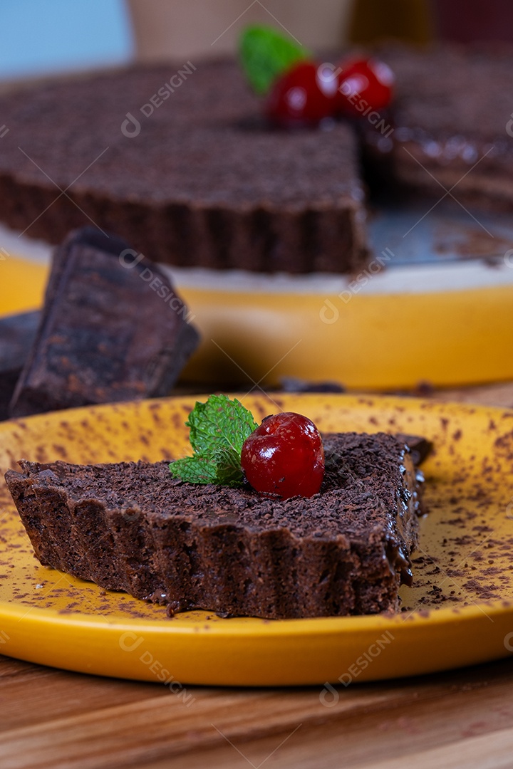 Torta de chocolate amargo decorada com cerejas.