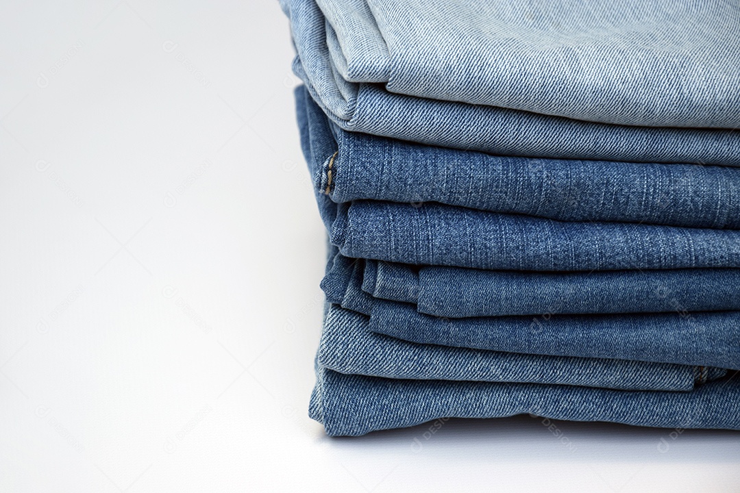 Dobradas calças jeans