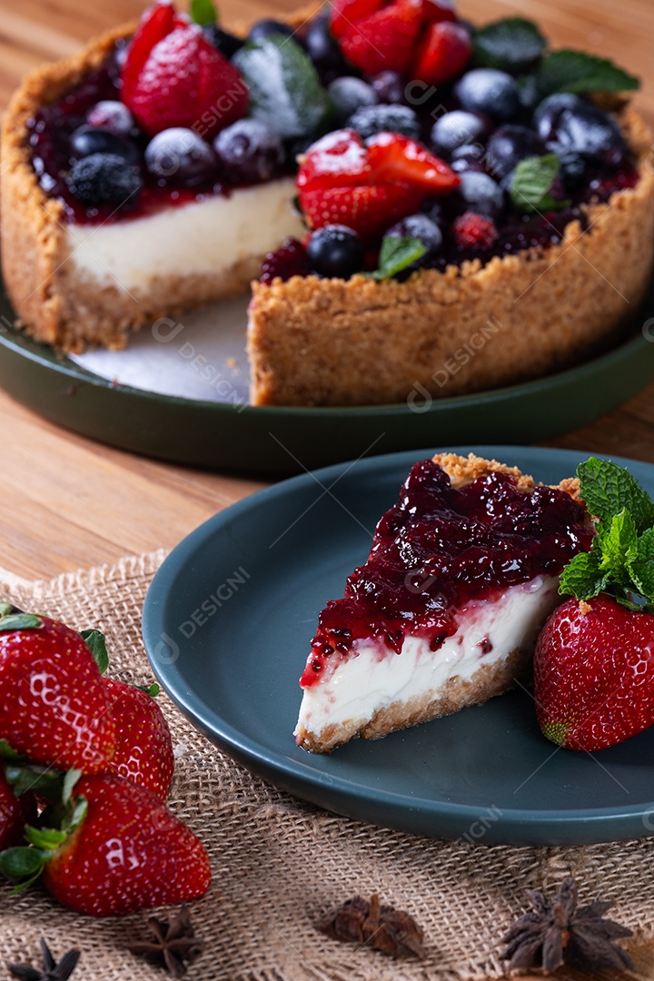 Uma fatia de torta doce com frutas no prato.