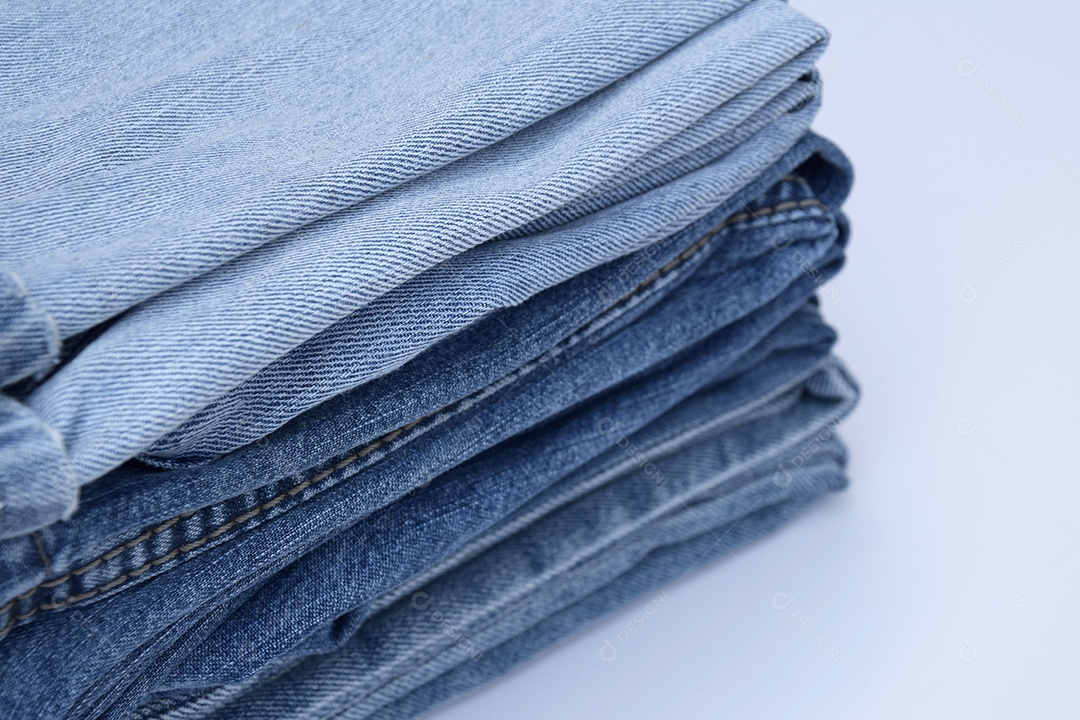 Calça jeans bonita com detalhes dobrada