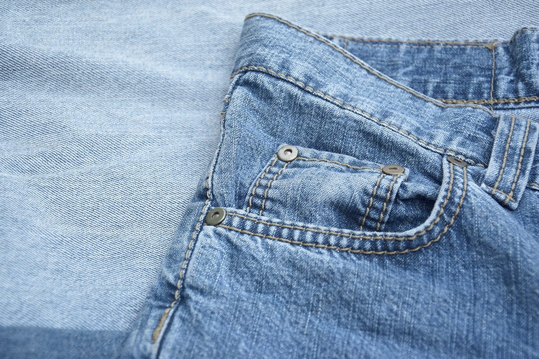 Calça jeans bonita com detalhes no bolso