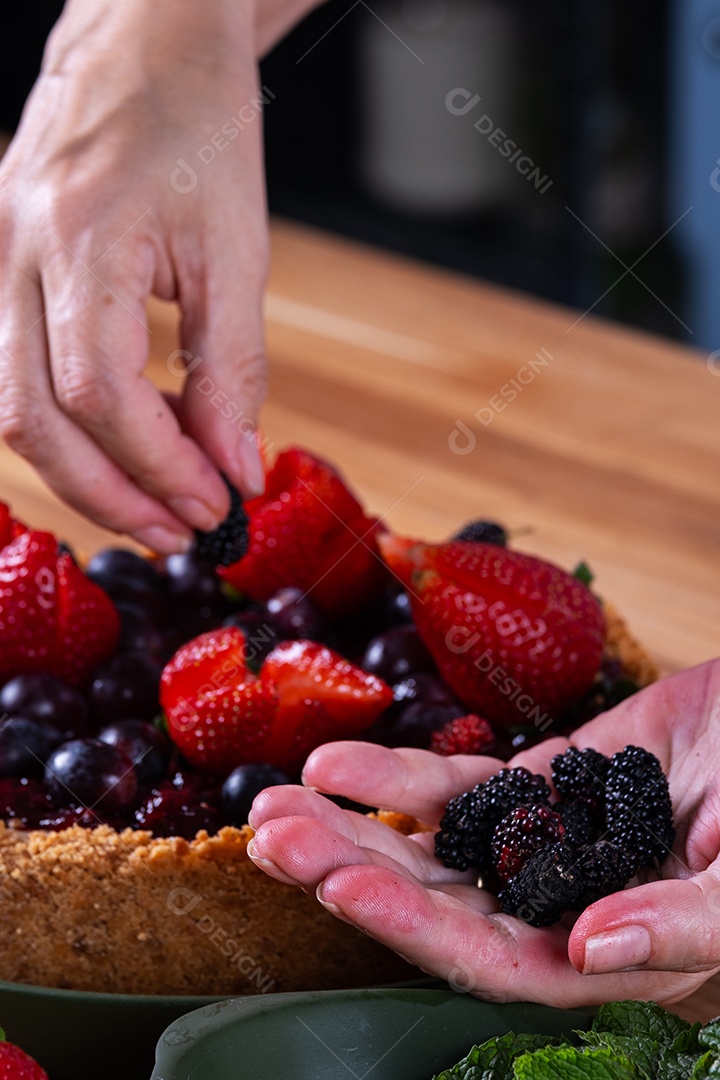 Uma fatia de torta doce com frutas no prato.