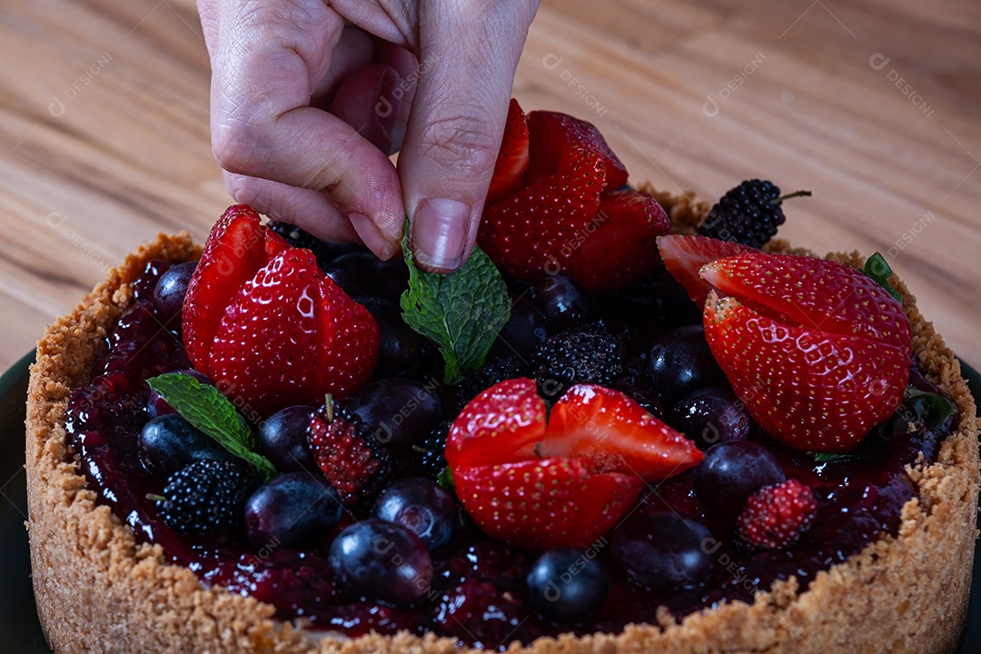 Uma fatia de torta doce com frutas no prato.