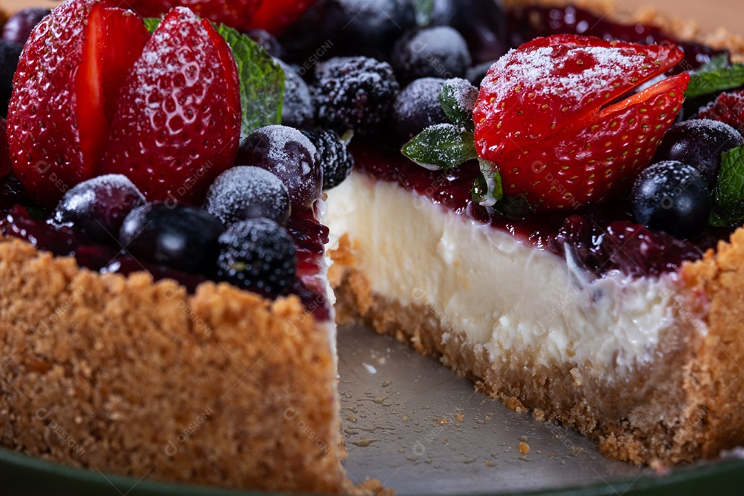 Uma fatia de torta doce com frutas no prato.