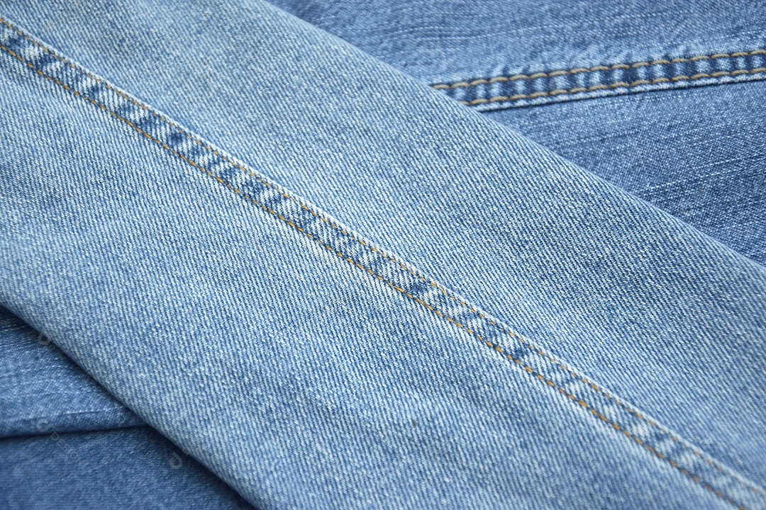Detalhes de costura em peças jeans