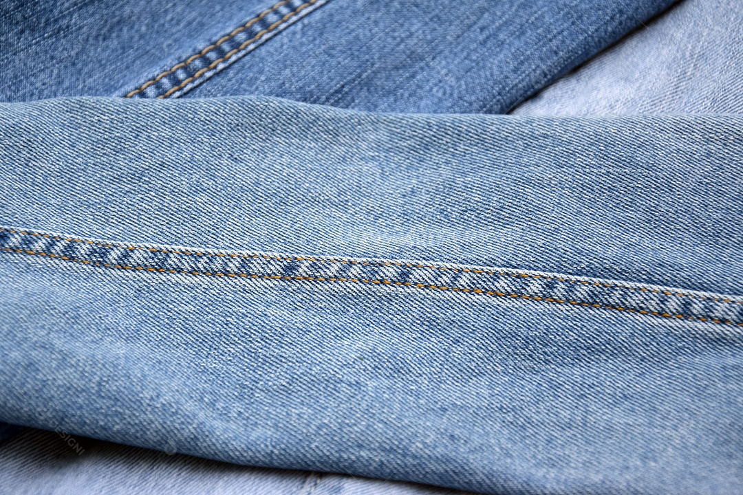 Costura de pernas de calça jeans