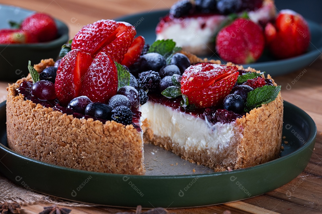 Uma fatia de torta doce com frutas no prato.