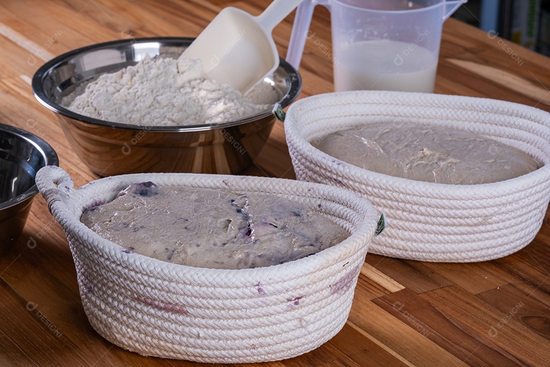 Massa de pão artesanal em cesto de fermentação.