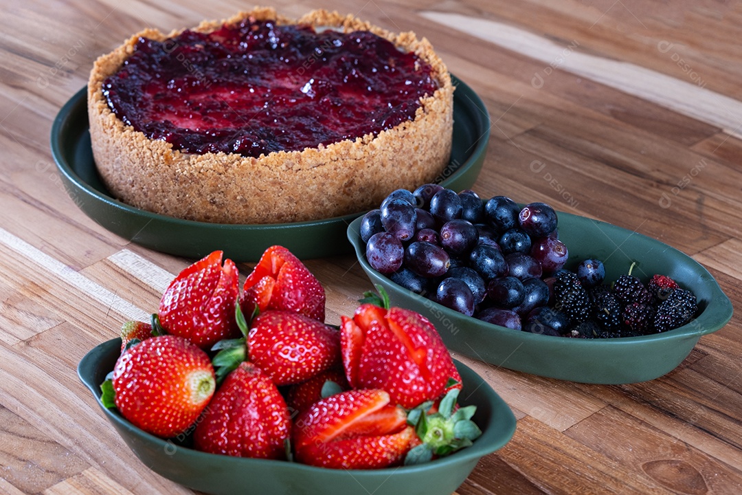 Torta doce com cobertura de creme e frutas vermelhas.