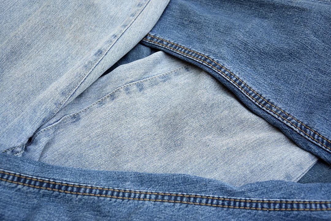 Costura nas pernas de calça jeans