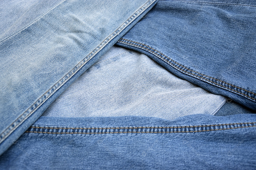 Costura de pernas de calça jeans