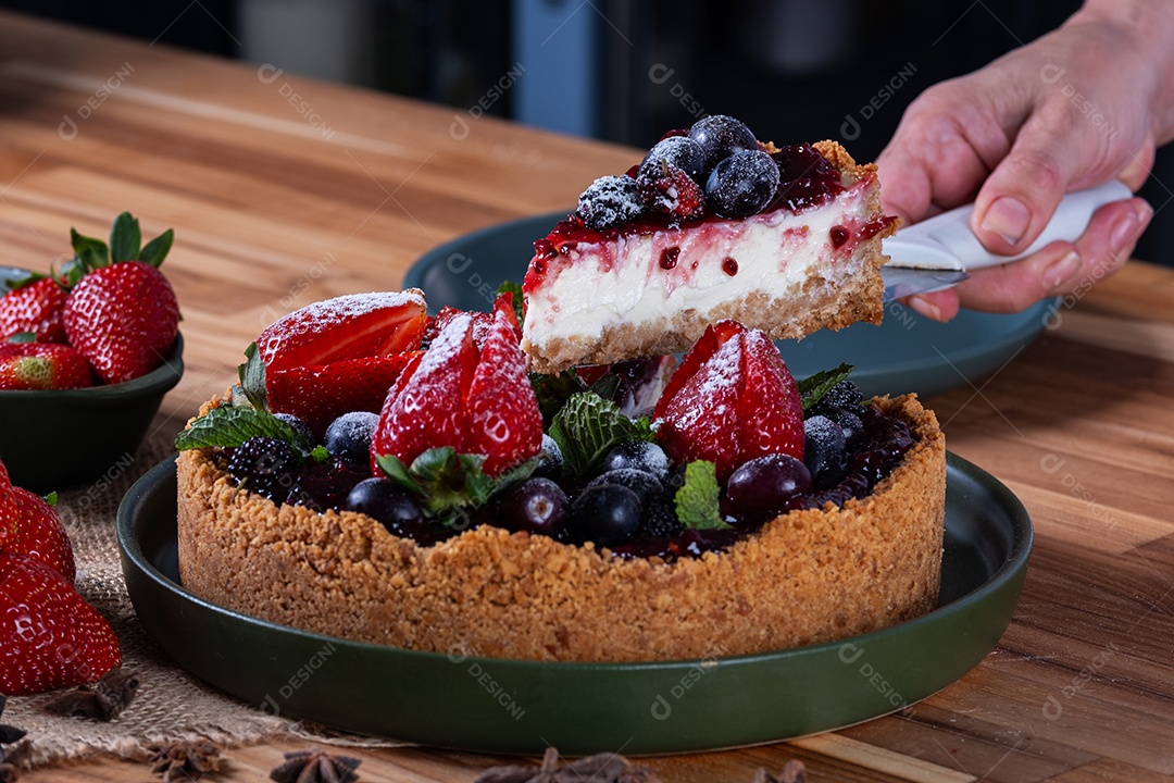 Torta doce com cobertura de creme e frutas vermelhas.