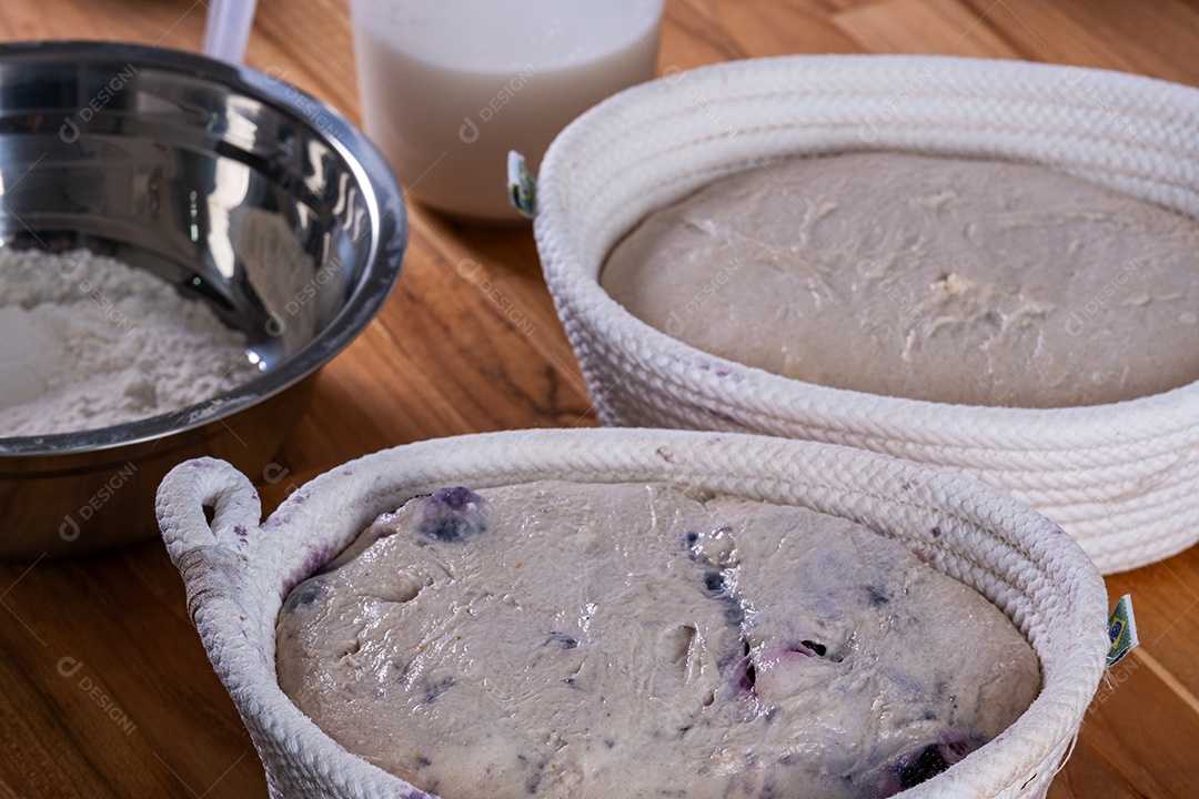 massa de pão artesanal em cesto de fermentação.