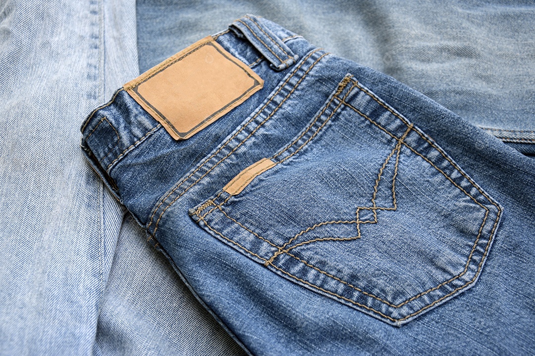 Calça jeans dobrada e fundo de mais peças jeans