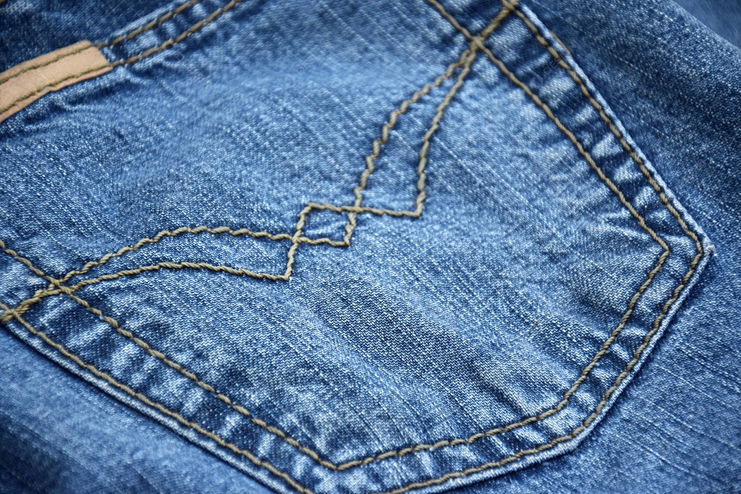 Bolso de calça com detalhe de costura bordada