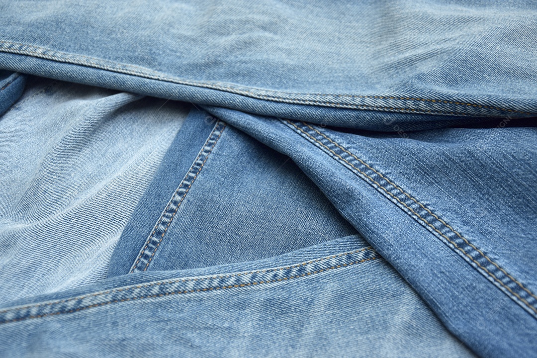 Costura de pernas de calça jeans