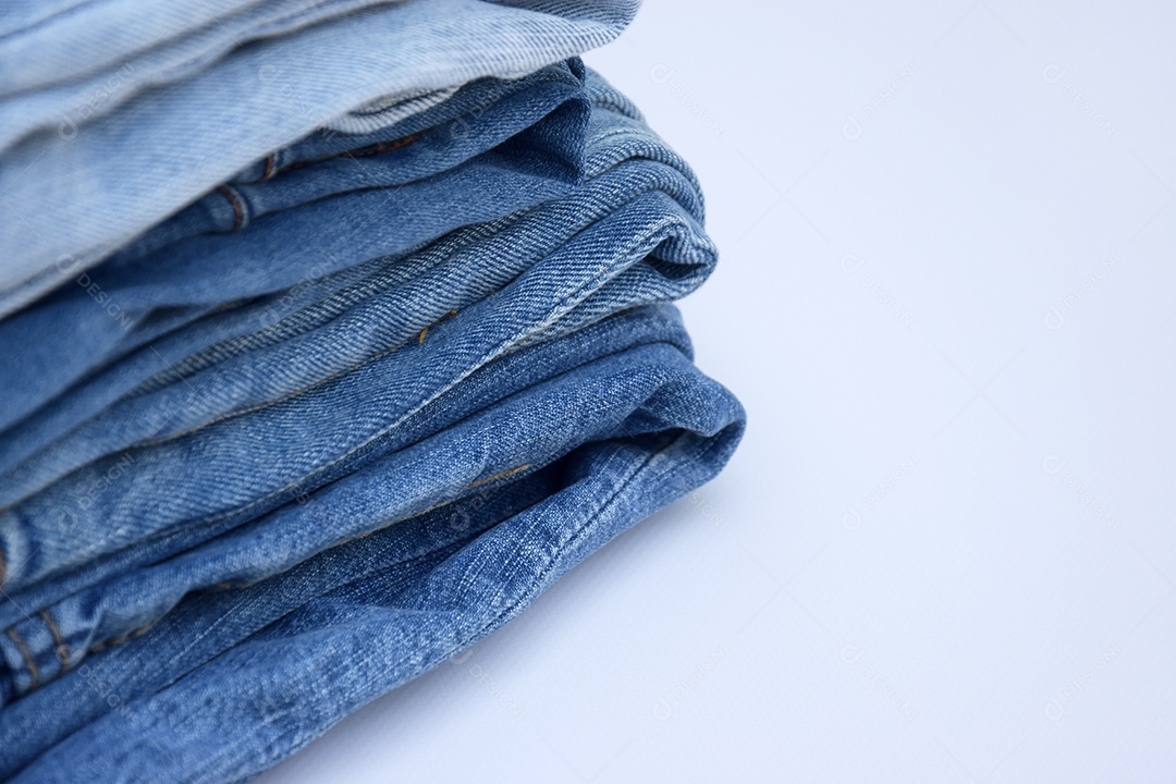 Muitas calças jeans em uma pilha