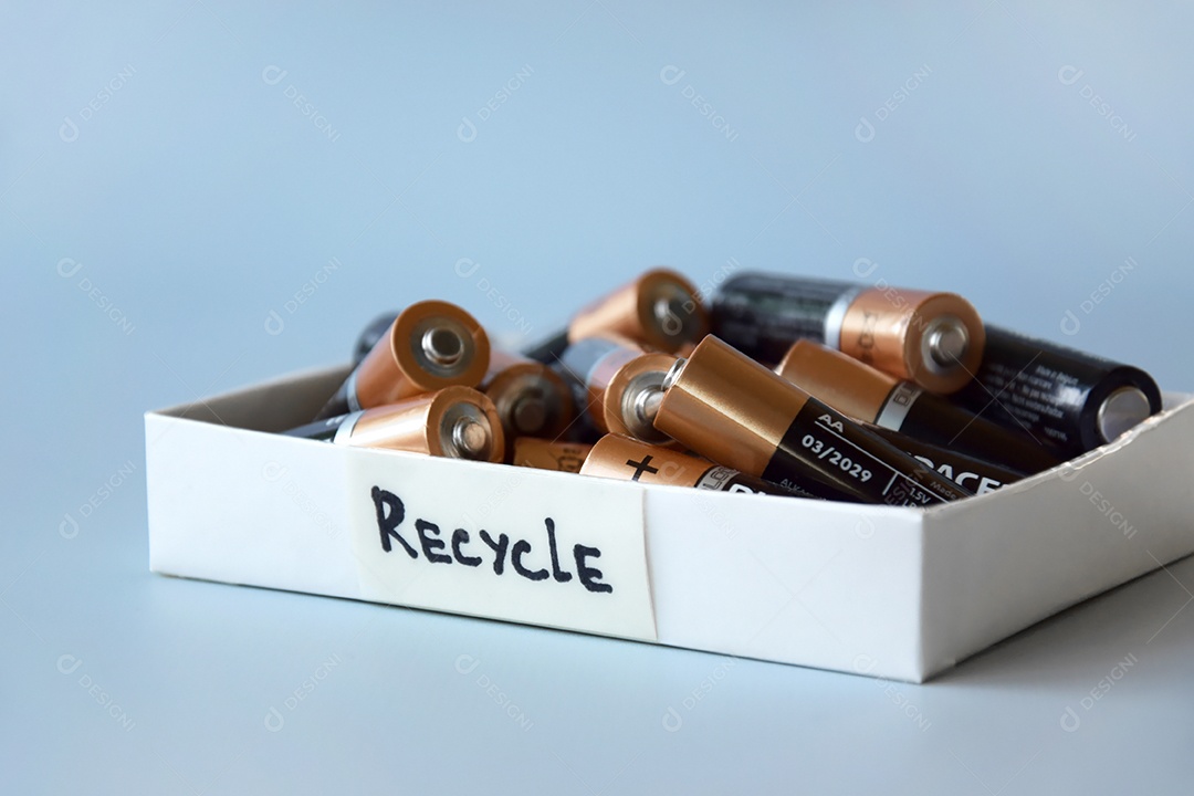 Caixa com muitas pilhas para reciclar