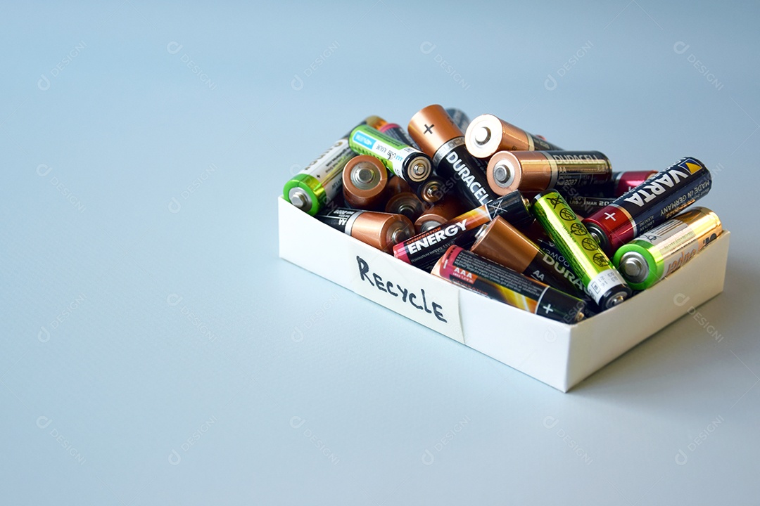 Caixa de papel com pilhas dentro