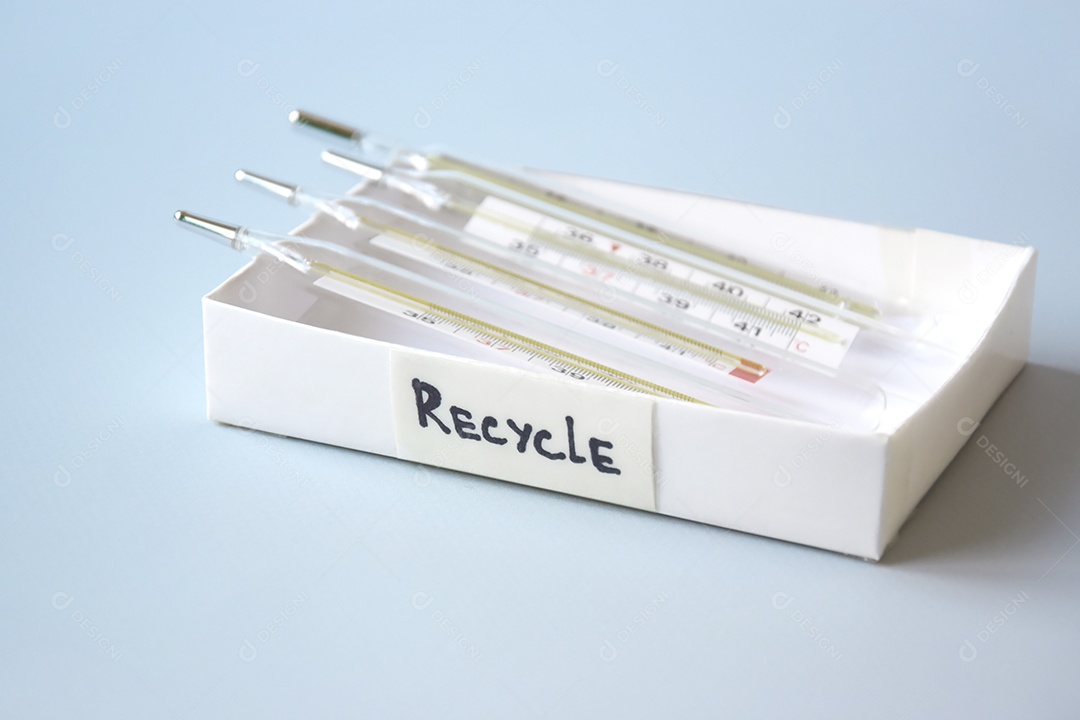 Caixa de reciclar Termômetro sobre fundo azul