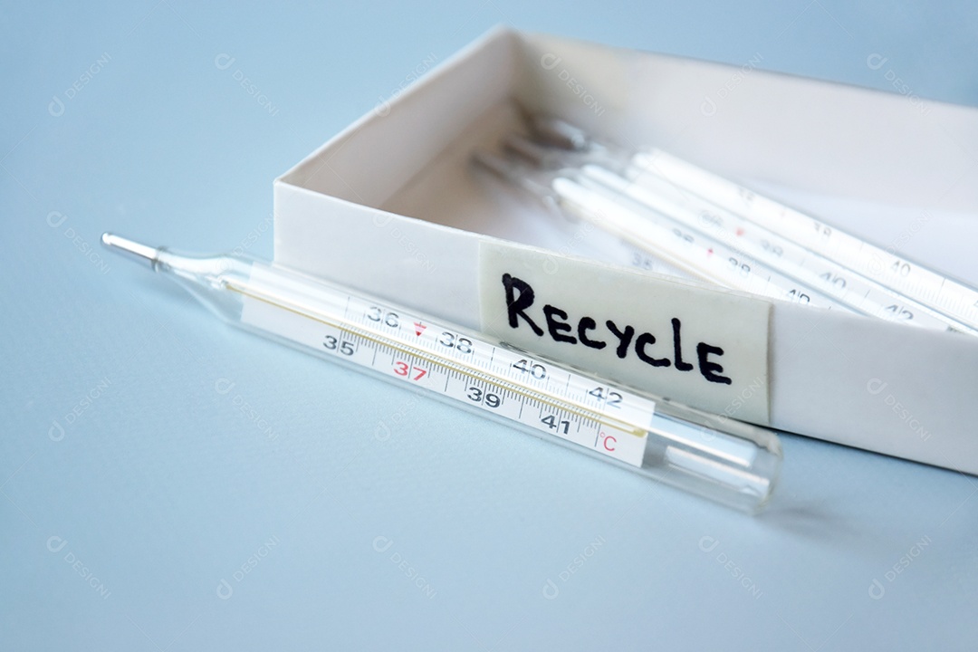 Muitos termômetro em caixa para reciclar velhos