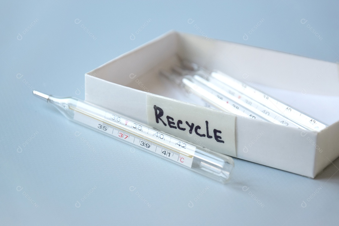 Termômetros de mercúrio antigos e descarte