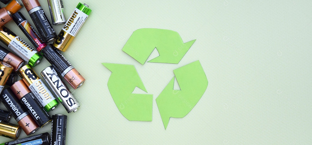 Pilhas usadas e descartadas com conceito de reciclagem