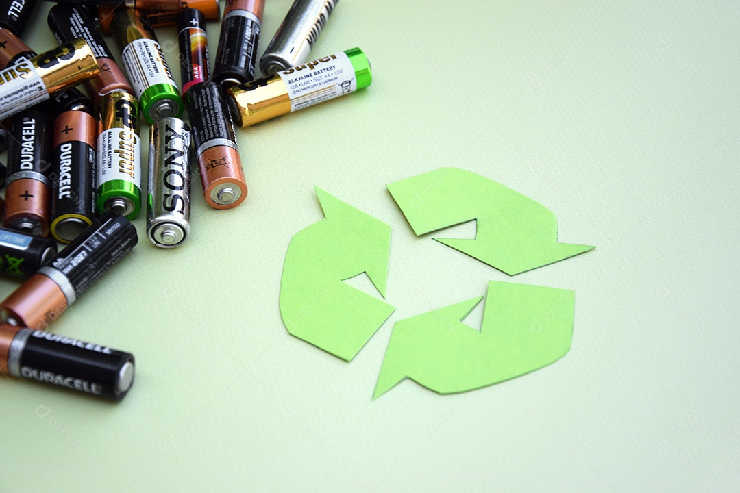 Pilhas usadas e descarte adequado de baterias tóxicas para o meio ambiente