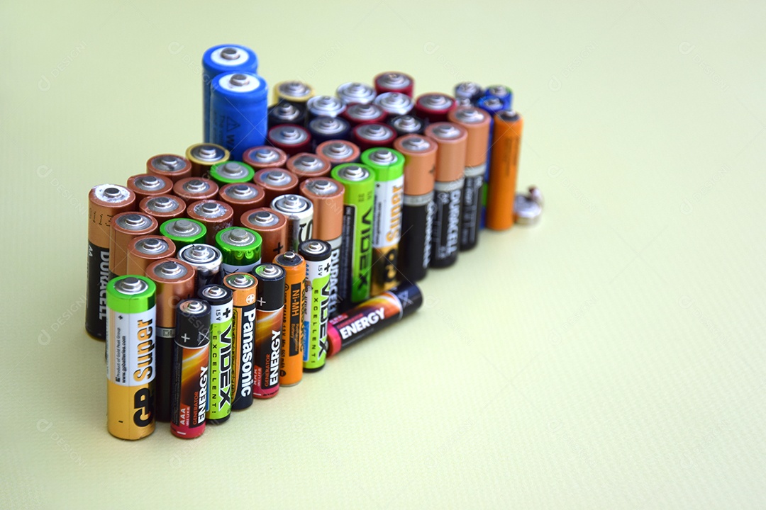 Muitas pilhas vencidas sobre fundo claro