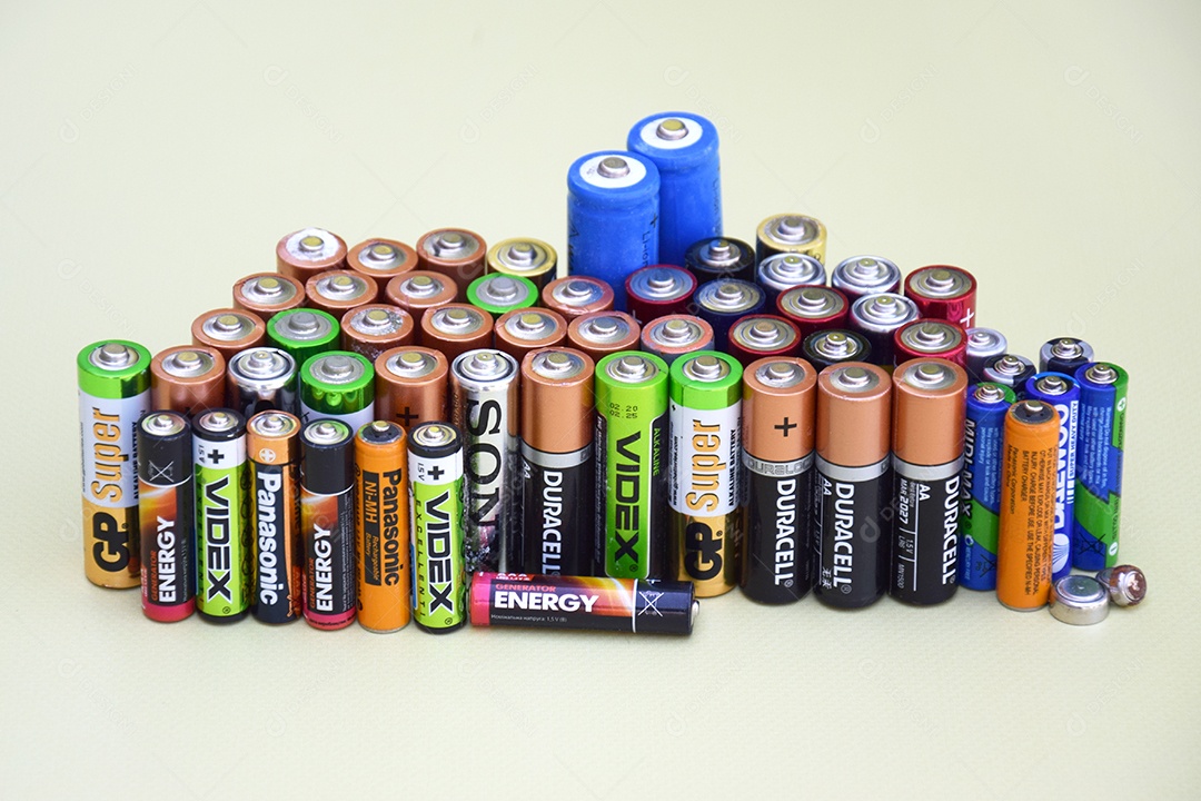 Muitas pilhas sobre fundo claro