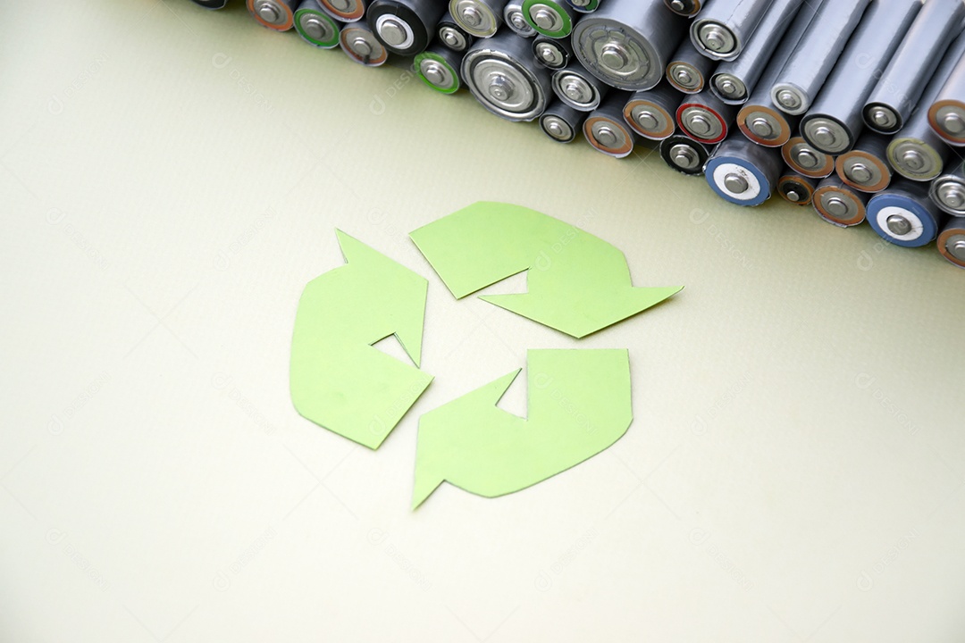 Pilhas sobre símbolo de reciclar