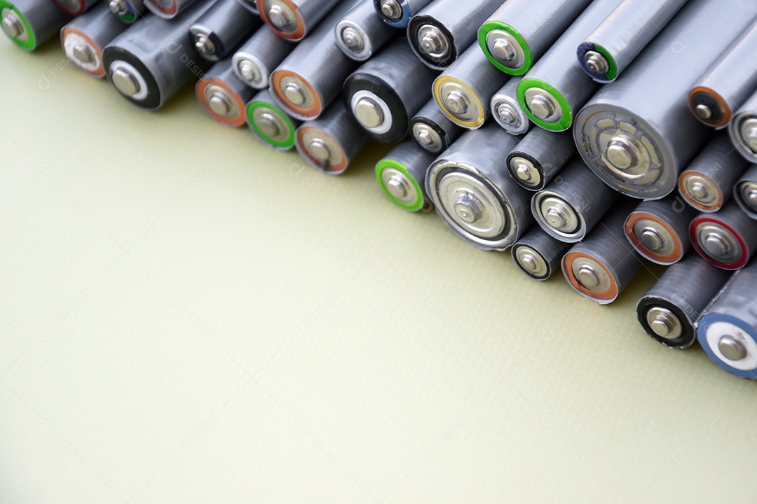 Muitas pilhas velhas conceito de recilagem