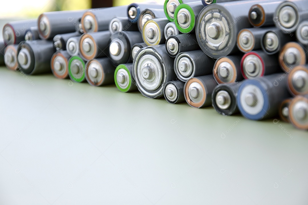 Várias pilhas em cima uma da outra sobre mesa branca