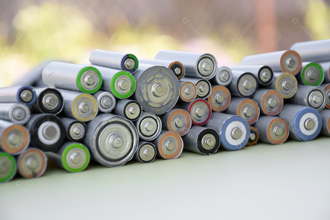 Muitas pilhas descartadas para reciclagem