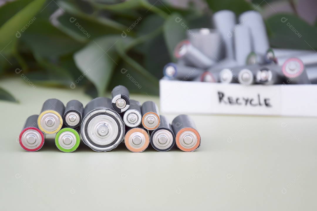 Muitas pilhas com conceito de reciclar