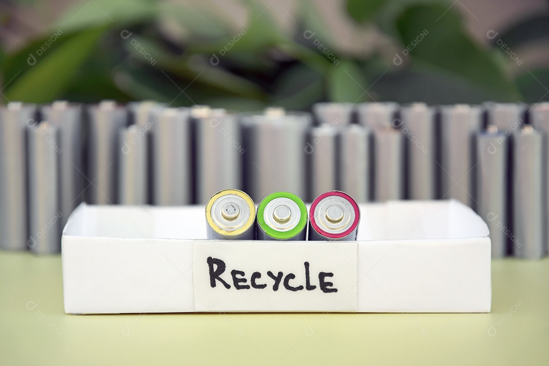 Três pilhas velhas dentro de caixa de reciclagem